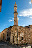 Retimo, la moschea Tis Nerantzes con l'alto minareto.